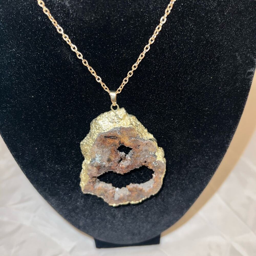 Gold and brown agate pendant necklace